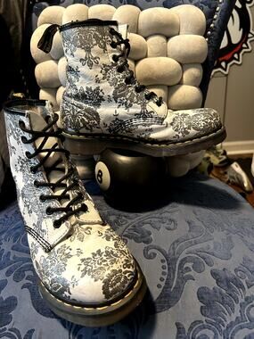 Dr Martens White with Black Glitter Floral size 8/EU 39